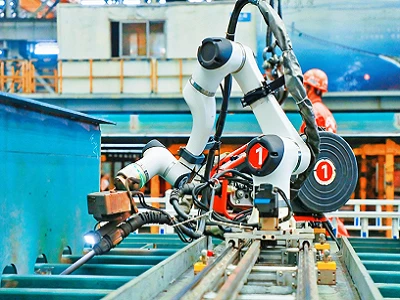 Inteligentni roboti za zavarivanje sudjeluju u proizvodnji čeličnih greda za ...